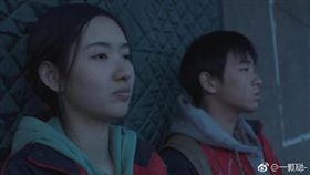 大象席地而坐（圖／微博一颗聪-）