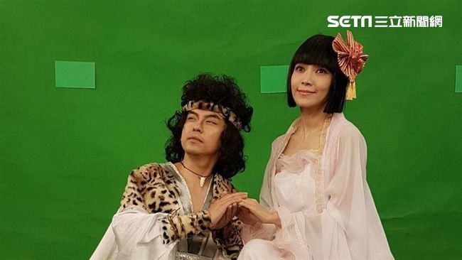 金鐘53／黃子佼偕侯佩岑扮浴火鳳凰