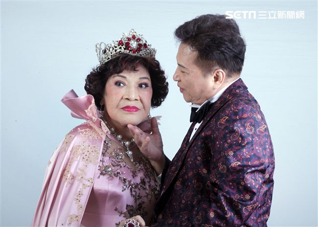 阿姑周遊、李朝永慶祝結婚40周年，（2）日兩人再度現身拍婚紗，也秀出16.9克拉的紅寶石婚戒。（記者邱榮吉/攝影）