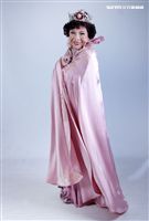 阿姑周遊、李朝永慶祝結婚40周年，（2）日兩人再度現身拍婚紗，也秀出16.9克拉的紅寶石婚戒。（記者邱榮吉/攝影）