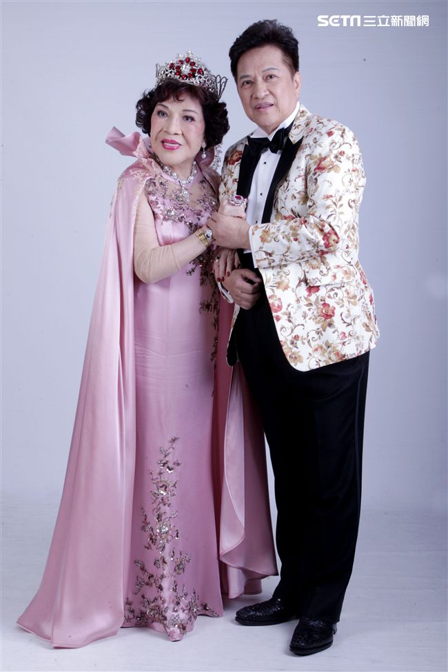 阿姑周遊、李朝永慶祝結婚40周年，（2）日兩人再度現身拍婚紗，也秀出16.9克拉的紅寶石婚戒。（記者邱榮吉/攝影）