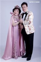 阿姑周遊、李朝永慶祝結婚40周年，（2）日兩人再度現身拍婚紗，也秀出16.9克拉的紅寶石婚戒。（記者邱榮吉/攝影）