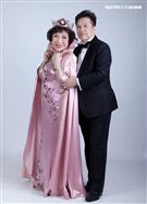 阿姑周遊、李朝永慶祝結婚40周年，（2）日兩人再度現身拍婚紗，也秀出16.9克拉的紅寶石婚戒。（記者邱榮吉/攝影）