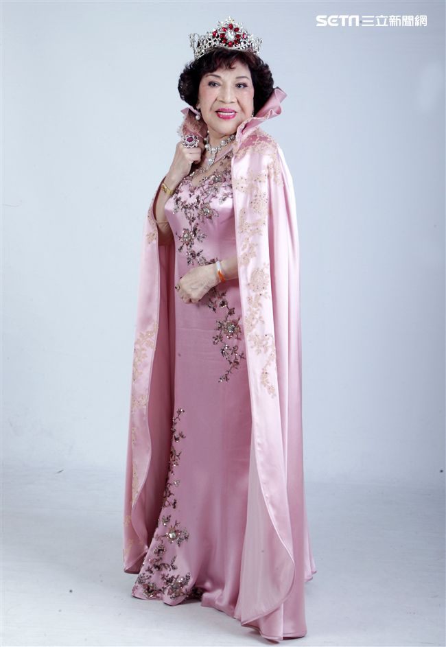 阿姑周遊、李朝永慶祝結婚40周年，（2）日兩人再度現身拍婚紗，也秀出16.9克拉的紅寶石婚戒。（記者邱榮吉/攝影）