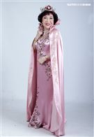 阿姑周遊、李朝永慶祝結婚40周年，（2）日兩人再度現身拍婚紗，也秀出16.9克拉的紅寶石婚戒。（記者邱榮吉/攝影）