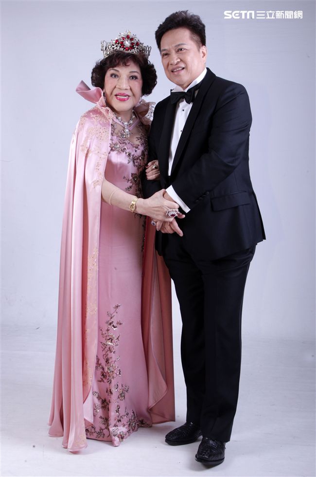 阿姑周遊、李朝永慶祝結婚40周年，（2）日兩人再度現身拍婚紗，也秀出16.9克拉的紅寶石婚戒。（記者邱榮吉/攝影）