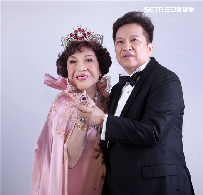 阿姑周遊、李朝永慶祝結婚40周年，（2）日兩人再度現身拍婚紗，也秀出16.9克拉的紅寶石婚戒。（記者邱榮吉/攝影）