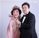 阿姑周遊、李朝永慶祝結婚40周年，（2）日兩人再度現身拍婚紗，也秀出16.9克拉的紅寶石婚戒。（記者邱榮吉/攝影）