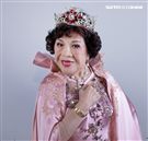 阿姑周遊、李朝永慶祝結婚40周年，（2）日兩人再度現身拍婚紗，也秀出16.9克拉的紅寶石婚戒。（記者邱榮吉/攝影）