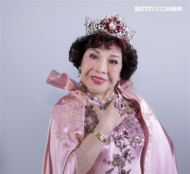 阿姑周遊、李朝永慶祝結婚40周年，（2）日兩人再度現身拍婚紗，也秀出16.9克拉的紅寶石婚戒。（記者邱榮吉/攝影）