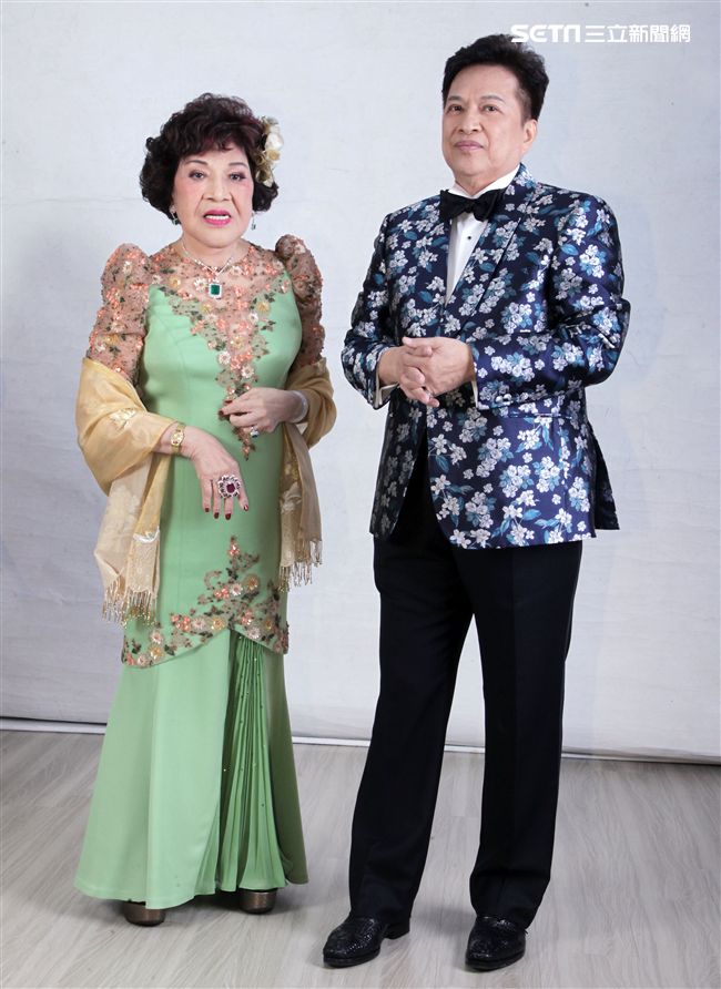 阿姑周遊、李朝永慶祝結婚40周年，（2）日兩人再度現身拍婚紗，也秀出16.9克拉的紅寶石婚戒。（記者邱榮吉/攝影）