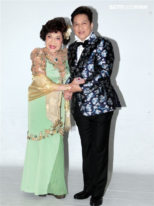 阿姑周遊、李朝永慶祝結婚40周年，（2）日兩人再度現身拍婚紗，也秀出16.9克拉的紅寶石婚戒。（記者邱榮吉/攝影）