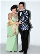 阿姑周遊、李朝永慶祝結婚40周年，（2）日兩人再度現身拍婚紗，也秀出16.9克拉的紅寶石婚戒。（記者邱榮吉/攝影）