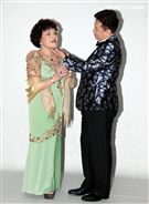 阿姑周遊、李朝永慶祝結婚40周年，（2）日兩人再度現身拍婚紗，也秀出16.9克拉的紅寶石婚戒。（記者邱榮吉/攝影）