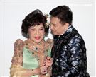 阿姑周遊、李朝永慶祝結婚40周年，（2）日兩人再度現身拍婚紗，也秀出16.9克拉的紅寶石婚戒。（記者邱榮吉/攝影）