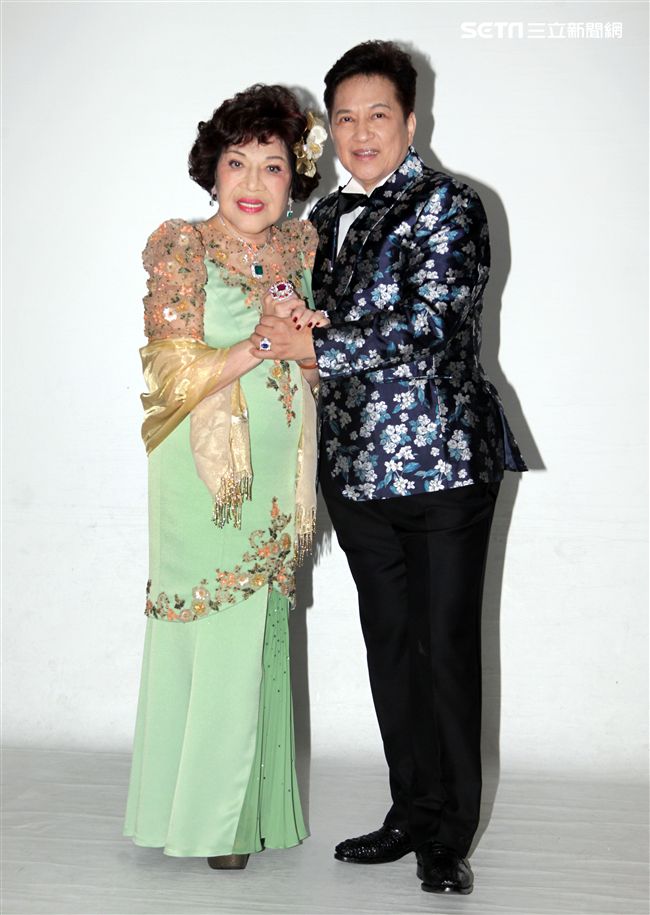 阿姑周遊、李朝永慶祝結婚40周年，（2）日兩人再度現身拍婚紗，也秀出16.9克拉的紅寶石婚戒。（記者邱榮吉/攝影）