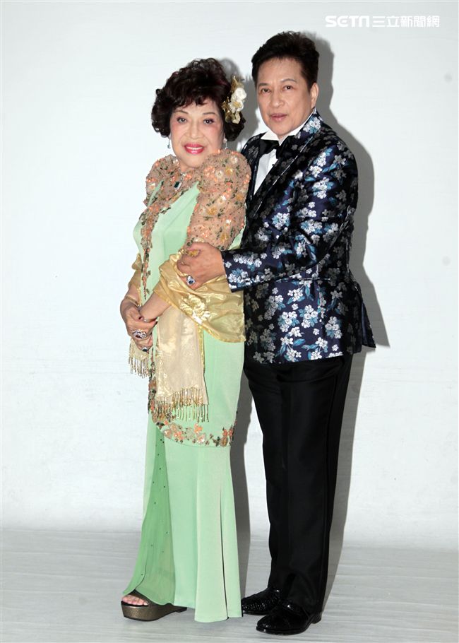 阿姑周遊、李朝永慶祝結婚40周年，（2）日兩人再度現身拍婚紗，也秀出16.9克拉的紅寶石婚戒。（記者邱榮吉/攝影）