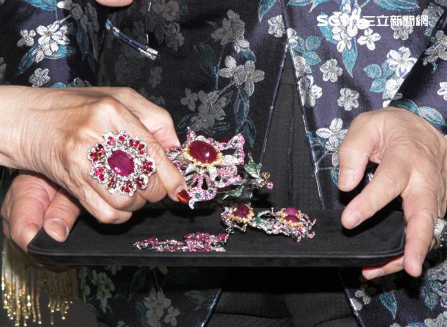 阿姑周遊、李朝永慶祝結婚40周年，（2）日兩人再度現身拍婚紗，也秀出16.9克拉的紅寶石婚戒。（記者邱榮吉/攝影）