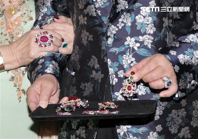 阿姑周遊、李朝永慶祝結婚40周年，（2）日兩人再度現身拍婚紗，也秀出16.9克拉的紅寶石婚戒。（記者邱榮吉/攝影）