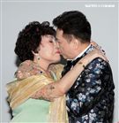 阿姑周遊、李朝永慶祝結婚40周年，（2）日兩人再度現身拍婚紗，也秀出16.9克拉的紅寶石婚戒。（記者邱榮吉/攝影）