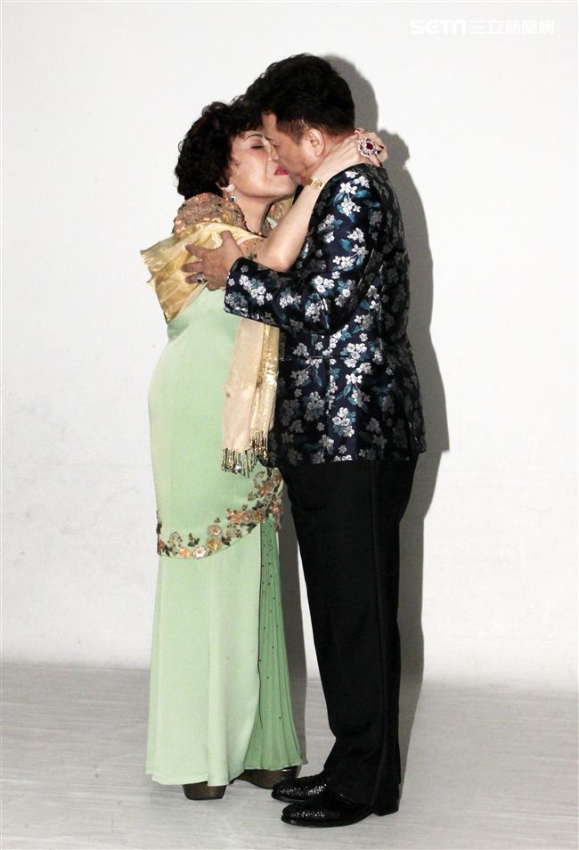 阿姑周遊、李朝永慶祝結婚40周年，（2）日兩人再度現身拍婚紗，也秀出16.9克拉的紅寶石婚戒。（記者邱榮吉/攝影）