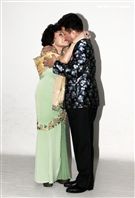 阿姑周遊、李朝永慶祝結婚40周年，（2）日兩人再度現身拍婚紗，也秀出16.9克拉的紅寶石婚戒。（記者邱榮吉/攝影）