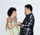 阿姑周遊、李朝永慶祝結婚40周年，（2）日兩人再度現身拍婚紗，也秀出16.9克拉的紅寶石婚戒。（記者邱榮吉/攝影）