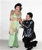 阿姑周遊、李朝永慶祝結婚40周年，（2）日兩人再度現身拍婚紗，也秀出16.9克拉的紅寶石婚戒。（記者邱榮吉/攝影）