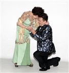 阿姑周遊、李朝永慶祝結婚40周年，（2）日兩人再度現身拍婚紗，也秀出16.9克拉的紅寶石婚戒。（記者邱榮吉/攝影）