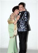 阿姑周遊、李朝永慶祝結婚40周年，（2）日兩人再度現身拍婚紗，也秀出16.9克拉的紅寶石婚戒。（記者邱榮吉/攝影）