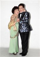 阿姑周遊、李朝永慶祝結婚40周年，（2）日兩人再度現身拍婚紗，也秀出16.9克拉的紅寶石婚戒。（記者邱榮吉/攝影）