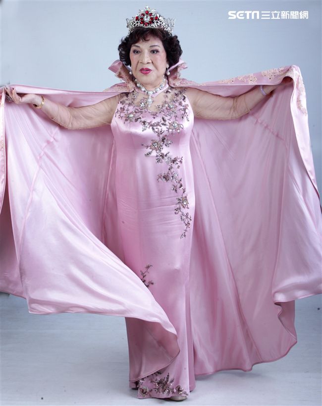 阿姑周遊、李朝永慶祝結婚40周年，（2）日兩人再度現身拍婚紗，也秀出16.9克拉的紅寶石婚戒。（記者邱榮吉/攝影）