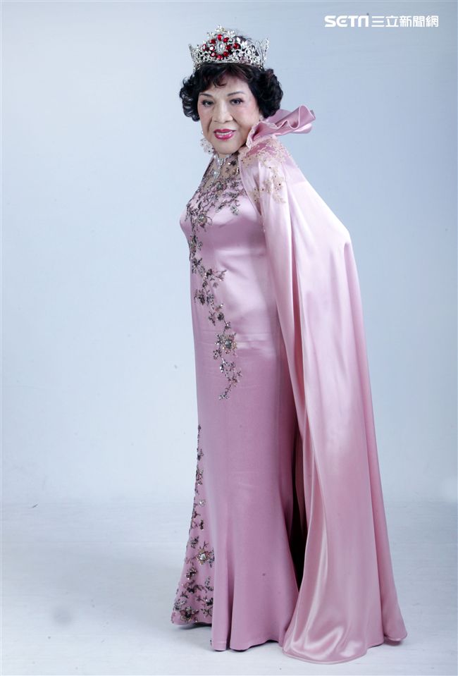 阿姑周遊、李朝永慶祝結婚40周年，（2）日兩人再度現身拍婚紗，也秀出16.9克拉的紅寶石婚戒。（記者邱榮吉/攝影）