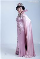 阿姑周遊、李朝永慶祝結婚40周年，（2）日兩人再度現身拍婚紗，也秀出16.9克拉的紅寶石婚戒。（記者邱榮吉/攝影）