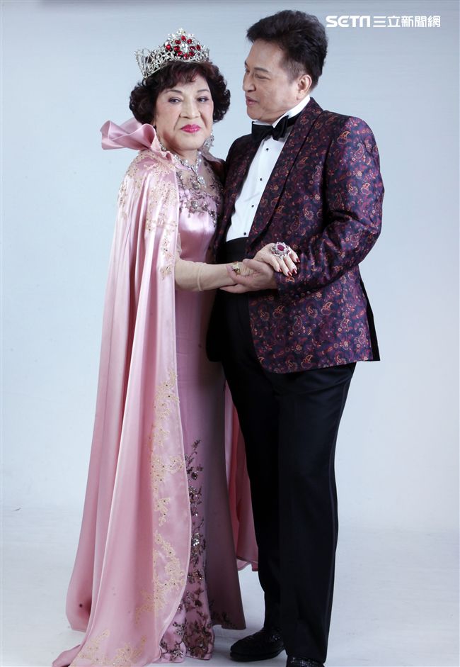 阿姑周遊、李朝永慶祝結婚40周年，（2）日兩人再度現身拍婚紗，也秀出16.9克拉的紅寶石婚戒。（記者邱榮吉/攝影）