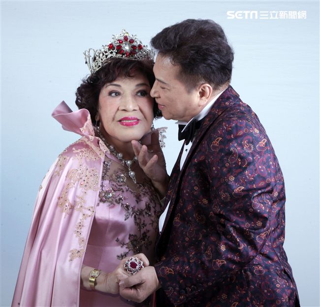 阿姑周遊、李朝永慶祝結婚40周年，（2）日兩人再度現身拍婚紗，也秀出16.9克拉的紅寶石婚戒。（記者邱榮吉/攝影）