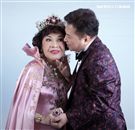 阿姑周遊、李朝永慶祝結婚40周年，（2）日兩人再度現身拍婚紗，也秀出16.9克拉的紅寶石婚戒。（記者邱榮吉/攝影）