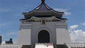 中正紀念堂遭潑漆（1）台北市中正紀念堂內的蔣公銅像20日遭人丟擲紅色顏料彩蛋，警方到場後逮捕李姓男子等2人。中正紀念堂外圍也遭潑漆。中央社記者吳家昇攝  107年7月20日