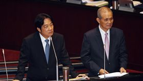 賴清德黃煌雄立法院備詢行政院長賴清德（左）2日在立法院會報告施政方針並備質詢，國民黨立委質詢轉型正義事宜時，促轉會主委黃煌雄（右）也上台備詢。中央社記者施宗暉攝  107年10月2日