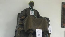 台北市大學生惡搞蔣公銅像　圖／臺北市立大學學生轉型正義推動小組提供