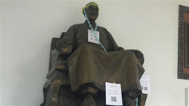 拒絕洗腦！台北市大學生惡搞蔣公銅像