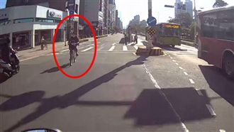 信義路逆向騎車　網友嘆：移動神主牌