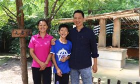 兒子罹病需要新鮮空氣，父花百萬買下無人島移居。（圖／翻攝自梨視頻）