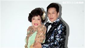 阿姑周遊、李朝永慶祝結婚40周年，（2）日兩人再度現身拍婚紗，也秀出16.9克拉的紅寶石婚戒。（記者邱榮吉/攝影）