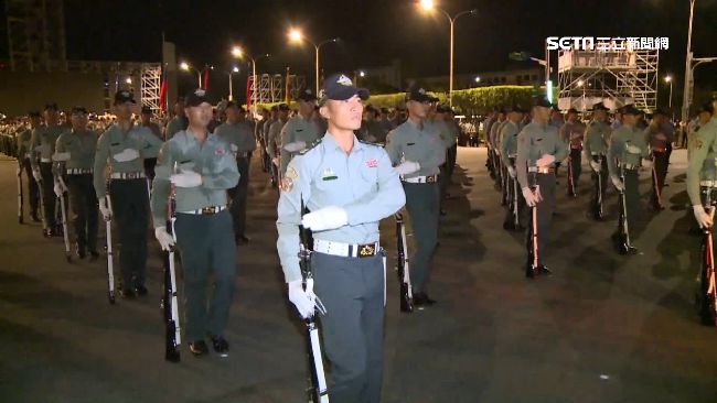 儀隊深夜國慶預演　操槍走位精準吸睛