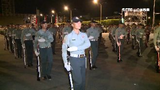 儀隊深夜國慶預演　操槍走位精準吸睛