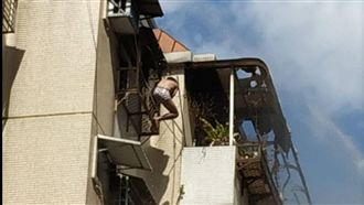 天母德行東路火警　民眾一度受困窗外