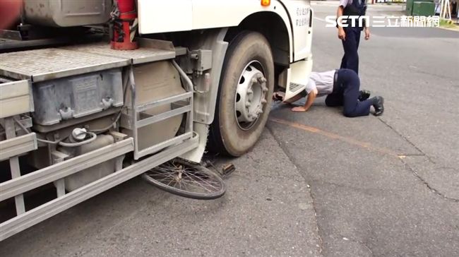 聯結車沒看到他？8旬單車爺慘遭輾斃
