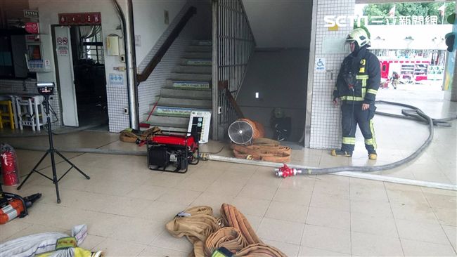雜物間燈具突竄火　國小緊急疏散師生