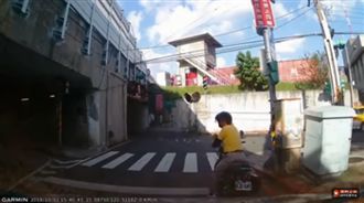 見騎士鈔票被吹飛！阿伯下個舉動超暖